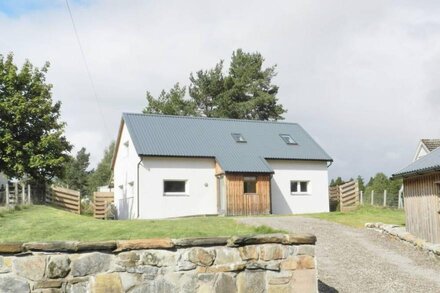 Cosy, peaceful cottage with views to hills and woodlands