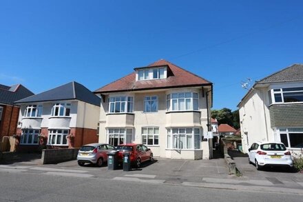 BOURNECOAST: APARTMENT NEAR CLIFFTOP, SANDY BEACHES AND SHOPS/CAFES - FM746