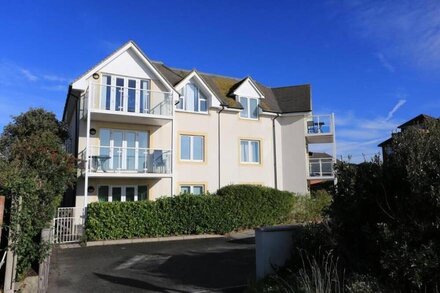 BOURNECOAST: FLAT CLOSE TO THE CLIFFTOP AND SANDY BEACHES WITH BALCONY - FM2872