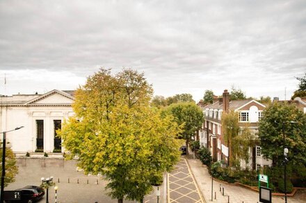 Two Bedroom Duplex in Angel High Street Close to Shops and Cafes