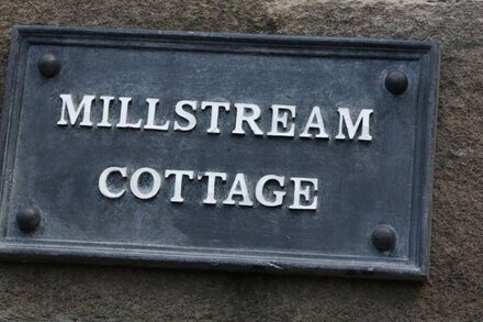 MILLSTREAM COTTAGE, family friendly in Castleton, Peak District