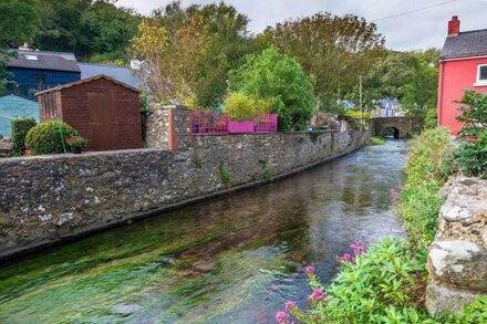 Y Bothy · Riverside Bothy In Heart of Scenic Harbour Village