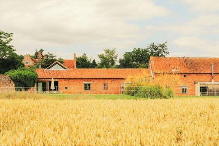 Hall Barn is a 5* family and dog-friendly holiday cottage in rural North Norfolk