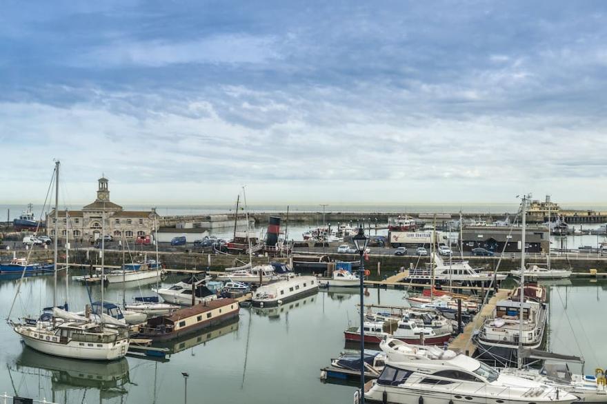 Harbour View - 2 Bed Apartment With Stunning Harbour Views