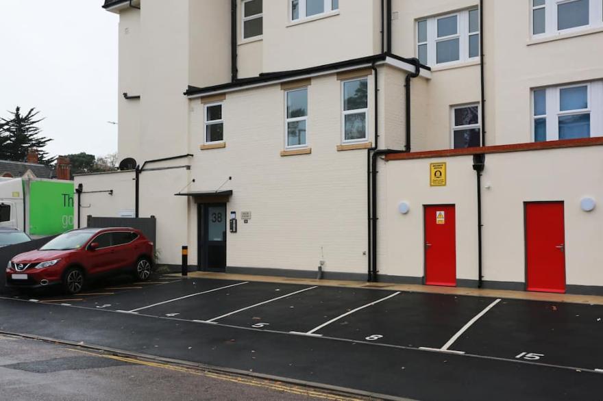 MODERN APARTMENT CENTRALLY LOCATED NEAR MANOR ROAD & CENTRE-FM6113