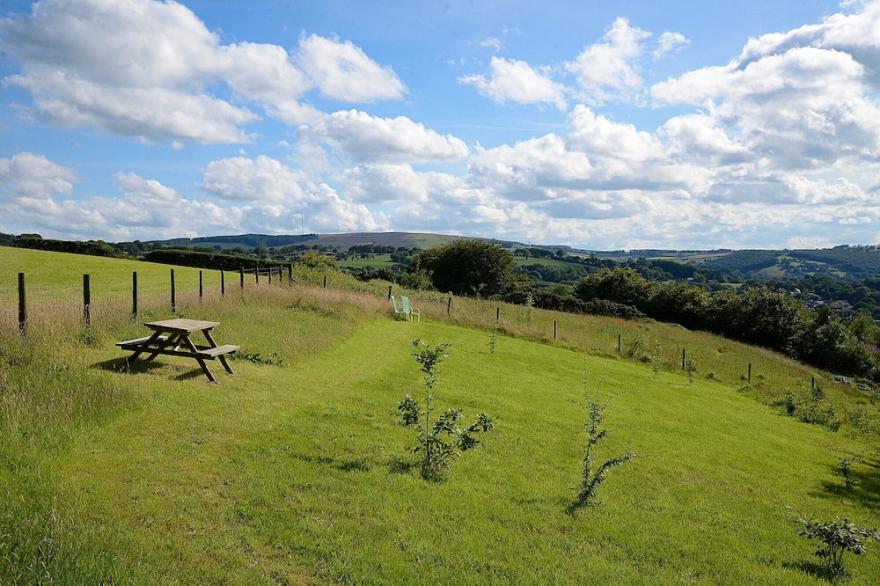 Woodpecker Cottage - Cosy Countryside Retreat with 2 acres of Private Meadows
