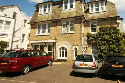 BOURNECOAST: CENTRALLY LOCATED APARTMENT CLOSE TO SANDY BEACHES & SHOPS -FM1703