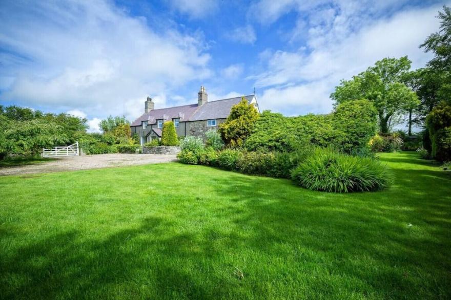 Plas Newydd 7-beds · Country House with Heated Swimming Pool & Gardens