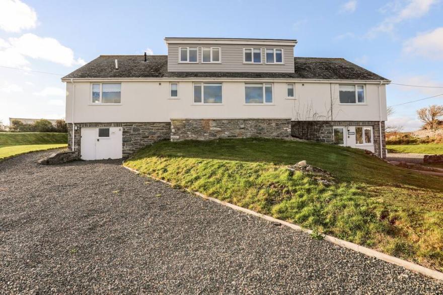 BURTON APARTMENT, Pet Friendly, With A Garden In Trearddur Bay