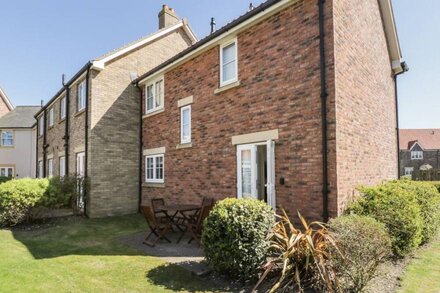 SEADRIFT, country holiday cottage, with pool in Filey