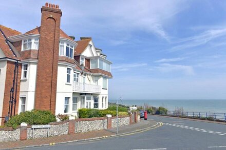 Sea Dreams - family friendly 2-bed apartment with balcony and gorgeous sea views