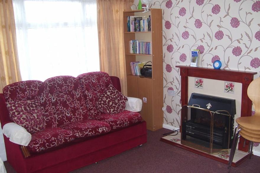 Hemsby Self Catering 2 Bedroom Chalet Sleeps 4 - No Pets