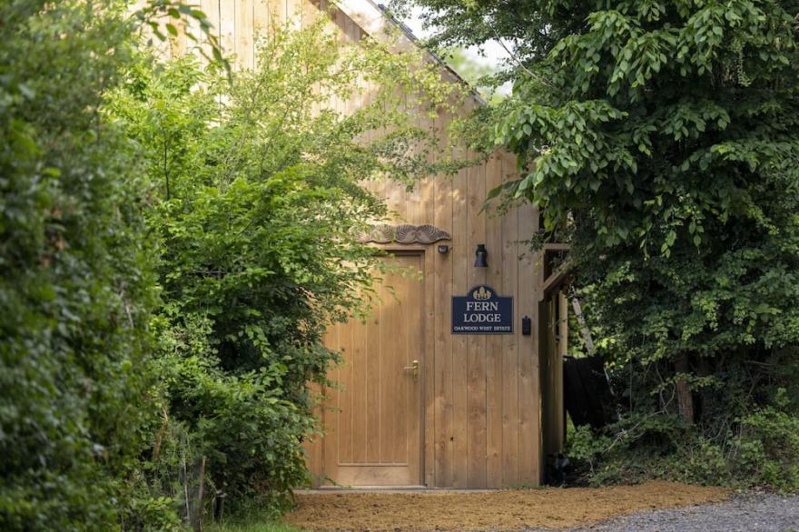 Unique Luxury Cottage For 6 With Private Hot Tub And Swing Seat In West Sussex.