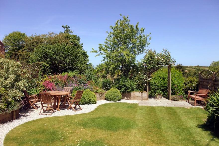 Beautiful, spacious one-bedroomed cottage close to Cornwall's Atlantic Coast