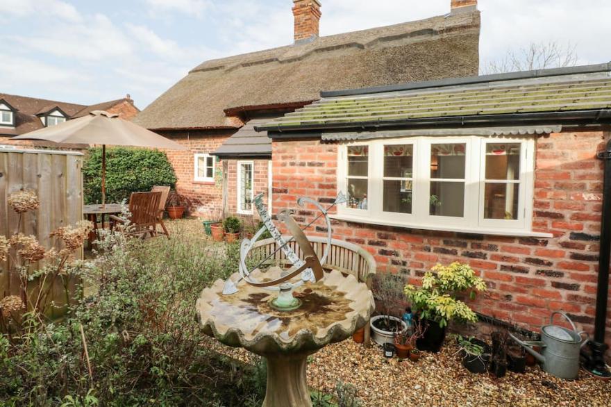 CHAPEL COTTAGE, Pet Friendly, Character Holiday Cottage In Bunbury