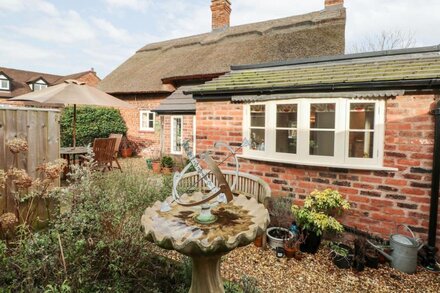 CHAPEL COTTAGE, pet friendly, character holiday cottage in Bunbury