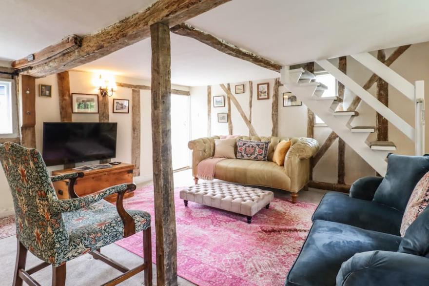 THE ABBEY COTTAGE, pet friendly, with hot tub in Windsor Green