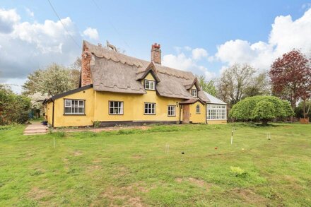 THE ABBEY COTTAGE, pet friendly, with hot tub in Windsor Green