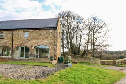 BOWES BARN, pet friendly, character holiday cottage in Ouston