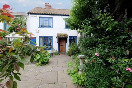 Pear Tree Cottage - sleeps 6 guests  in 3 bedrooms