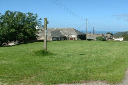 Ground Floor Beamed Cottage in quiet courtyard,rural hamlet near Coast.Free WiFi