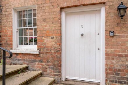 Regency style ground floor apt near Gloucester Docks with secure parking