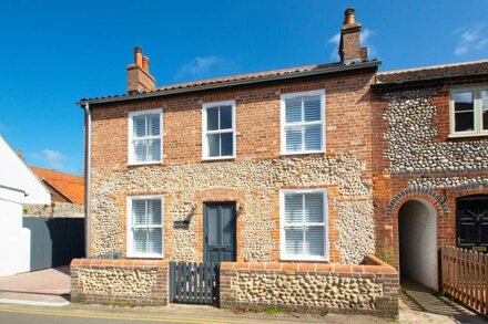 Holly Tree Cottage - Two Bedroom House, Sleeps 4