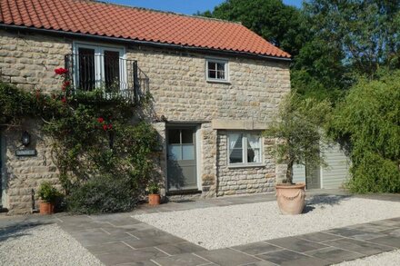 Converted stable mews cottage with kingsize bed