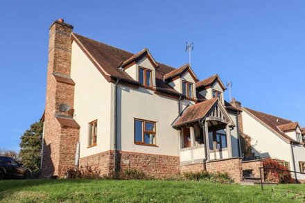 OAK BANK COTTAGE, pet friendly, with open fire in Longhope