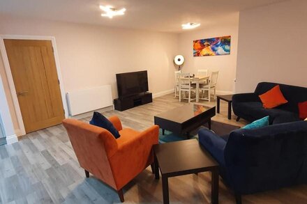 Garland Modern Spacious Apartment, Brentwood 1 with Private entrance & Parking