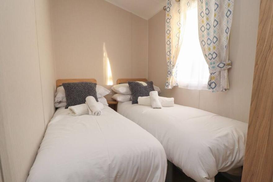32 BAYVIEW, pet friendly, country holiday cottage in Heysham
