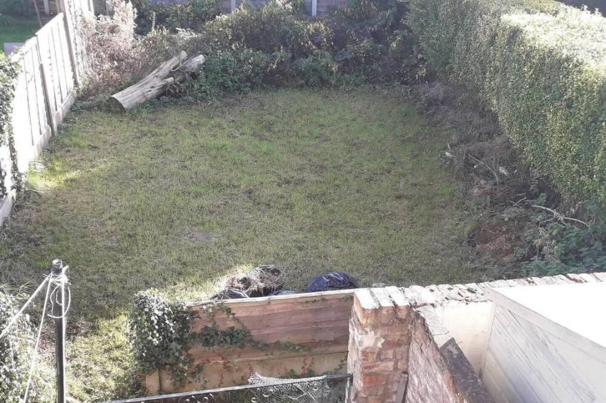 3-Bed Airport House in Prime Location for Flight