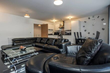 Beautiful 3-Bed Apartment in Romford Image court