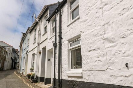 ENDERLEIGH, family friendly, country holiday cottage in St Ives