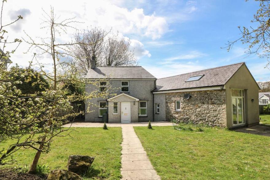 LLEYN COTTAGE (THE HIVE), country holiday cottage in Menai Bridge