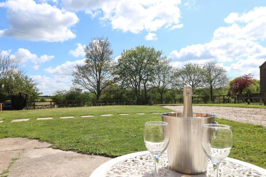 HILLCREST, pet friendly, character holiday cottage in Rampton