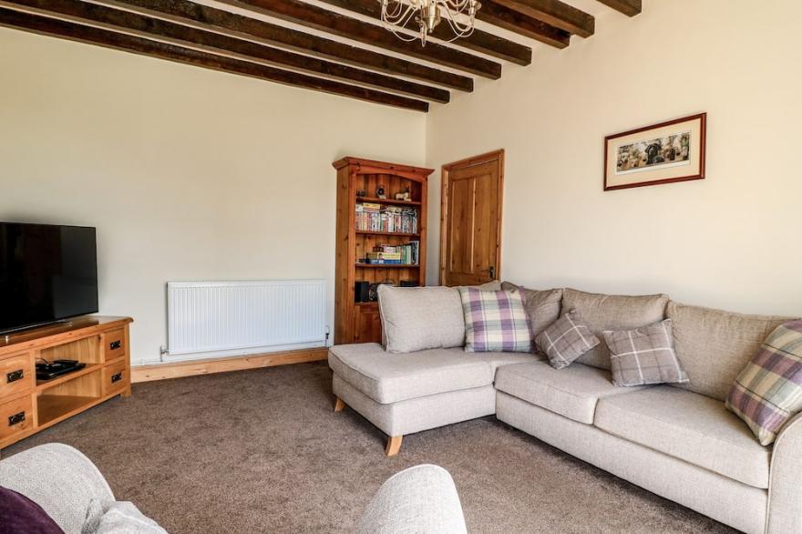 HILLCREST, pet friendly, character holiday cottage in Rampton