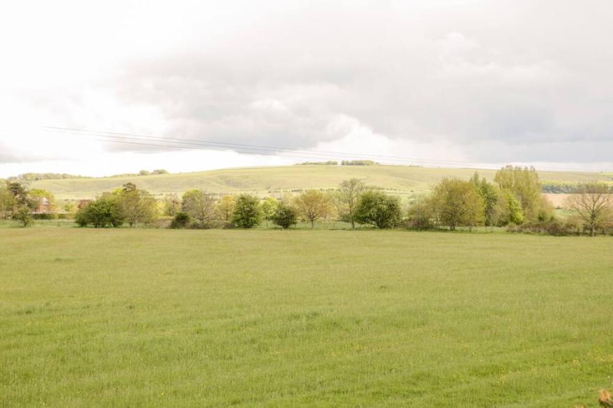 VALE LODGE, Luxury Holiday Cottage, With A Garden In Pewsey