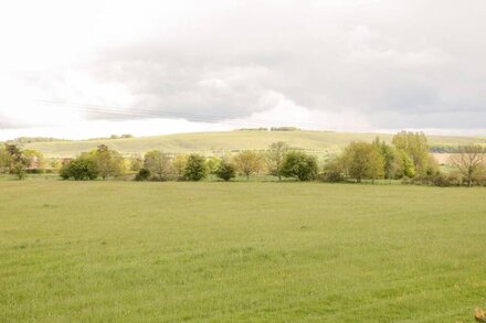 VALE LODGE, luxury holiday cottage, with a garden in Pewsey