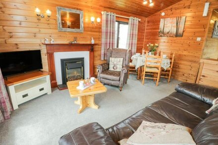 HOLLY LODGE, pet friendly, character holiday cottage in Liverton