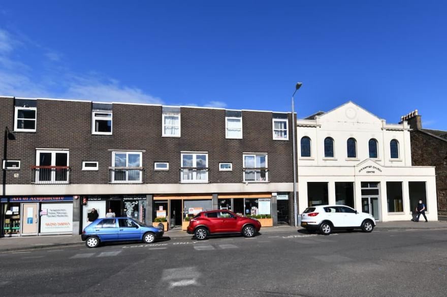 Centrally Located Spacious Maisonette  Apartment Walking Distance From Ayr Beach