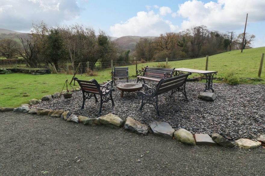 PENIARTH GANOL, pet friendly, character holiday cottage in Tywyn