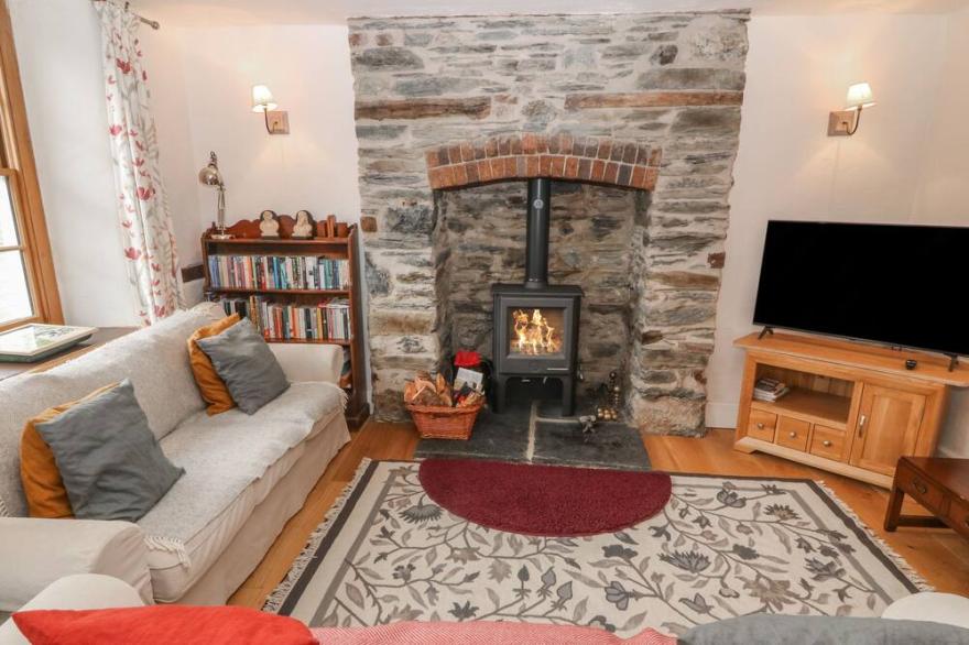 PENIARTH GANOL, pet friendly, character holiday cottage in Tywyn