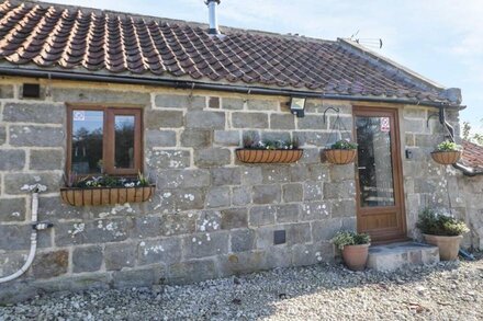 DOVECOTE COTTAGE, romantic, character holiday cottage in Cloughton