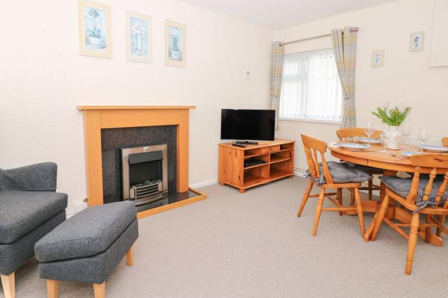 BROADCLYST COTTAGE, pet friendly, with pool in Ottery St Mary