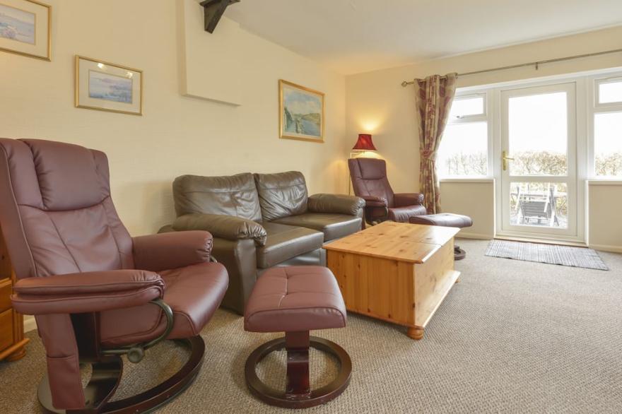 WHIMPLE COTTAGE, pet friendly, with pool in Ottery St Mary