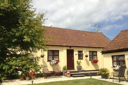 WHIMPLE COTTAGE, pet friendly, with pool in Ottery St Mary