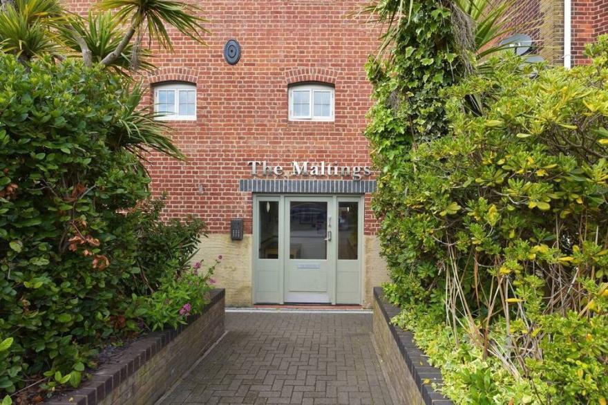 Roper Road - 2 Bedroom Apartment In The Maltings Near West Station