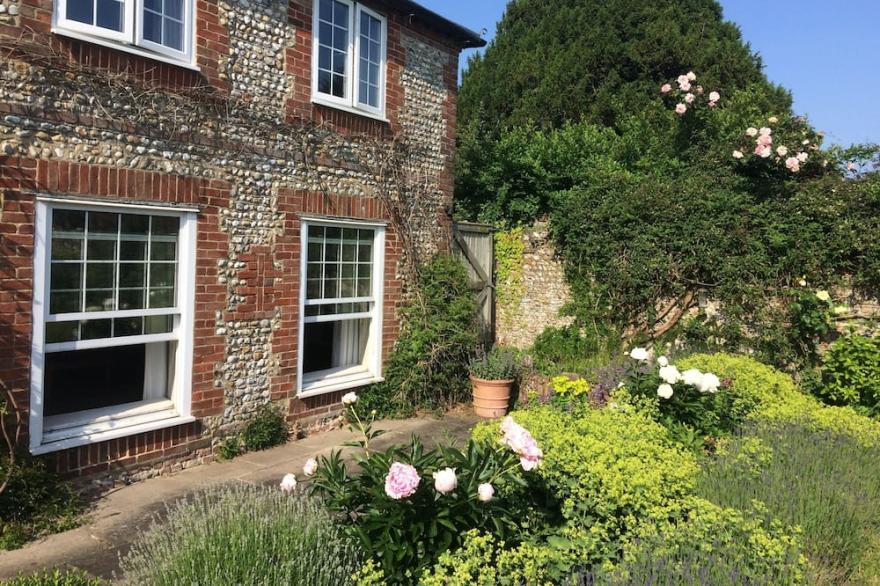 A 5 Bedroom Converted Barn With Hot Tub - Between The Sea And The Downs