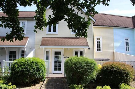 Beautiful Lakeside House in the heart of the Cotswolds